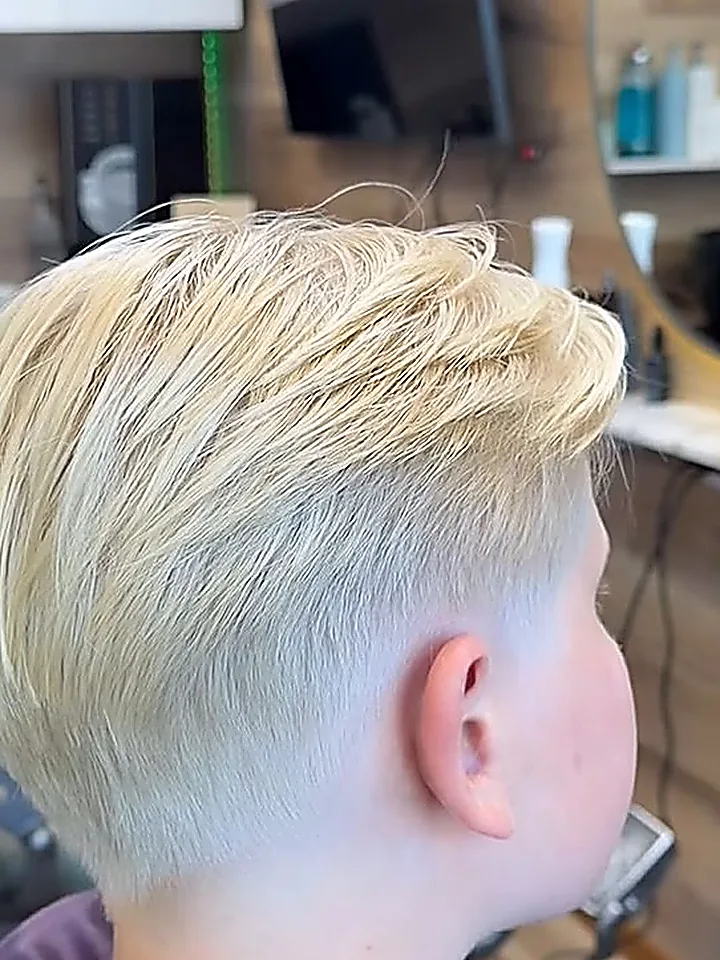 Blond herrklippning med hög fade och texturerad topp